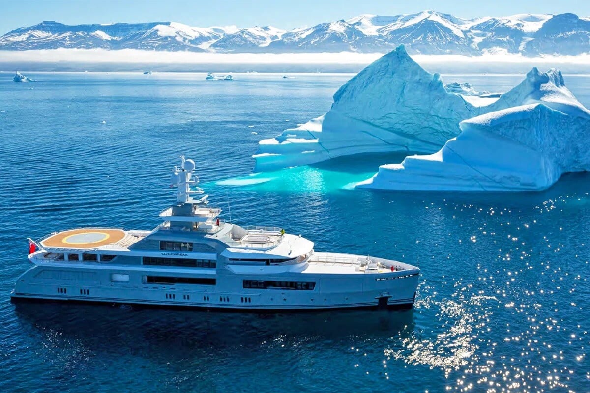 6-Ultimate-Journey-Yacht-Section-PJ-Yacht-5-Carousel-Yacht-près-des-Icebergs-wild-North-Journée-privée-Arctique-Polar-Adventure-Arctique-Kingdom-1