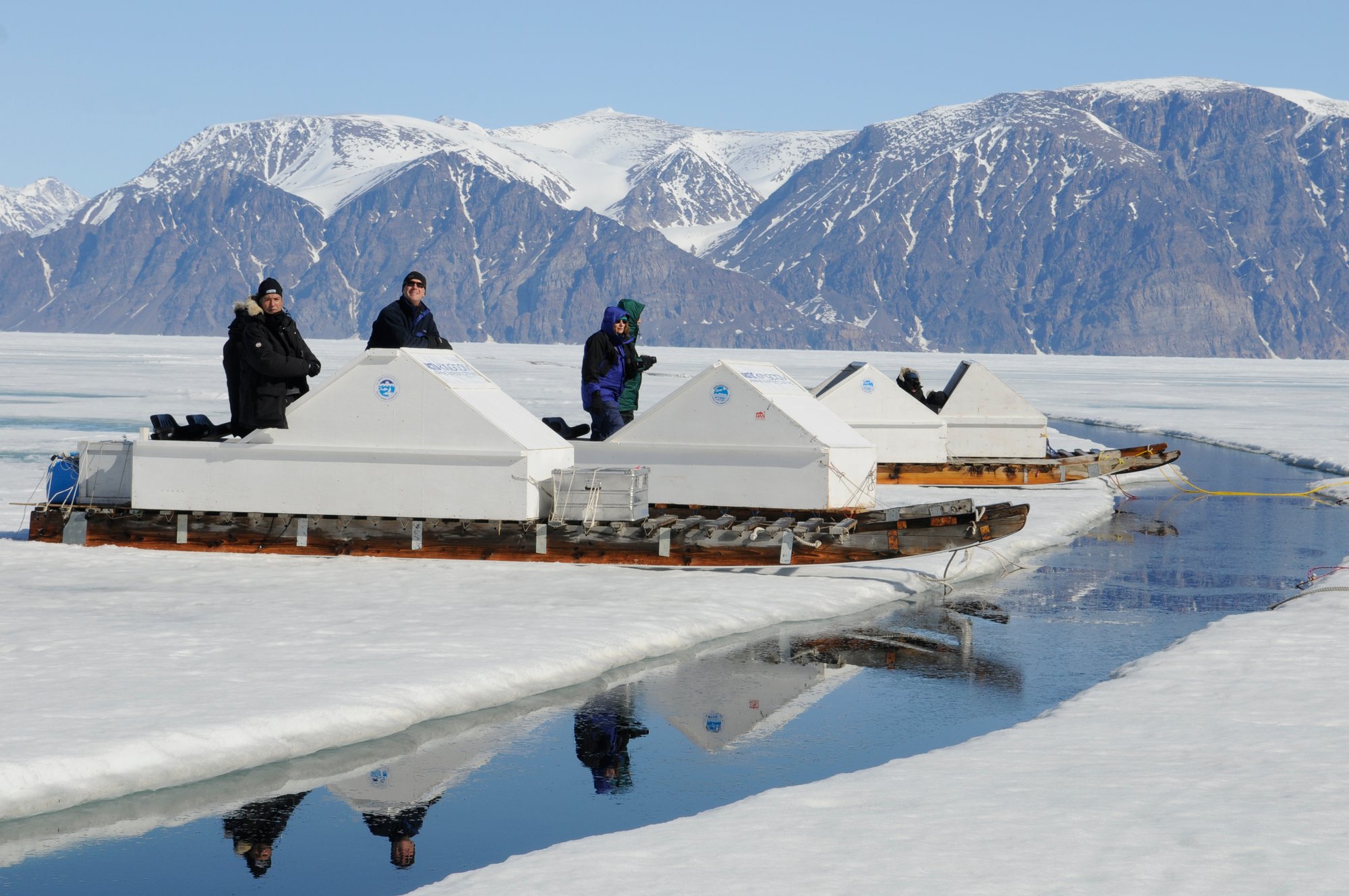 AK_Travel_Crossing_a_crack_on_way_to_floe_edge_DSC1804-10