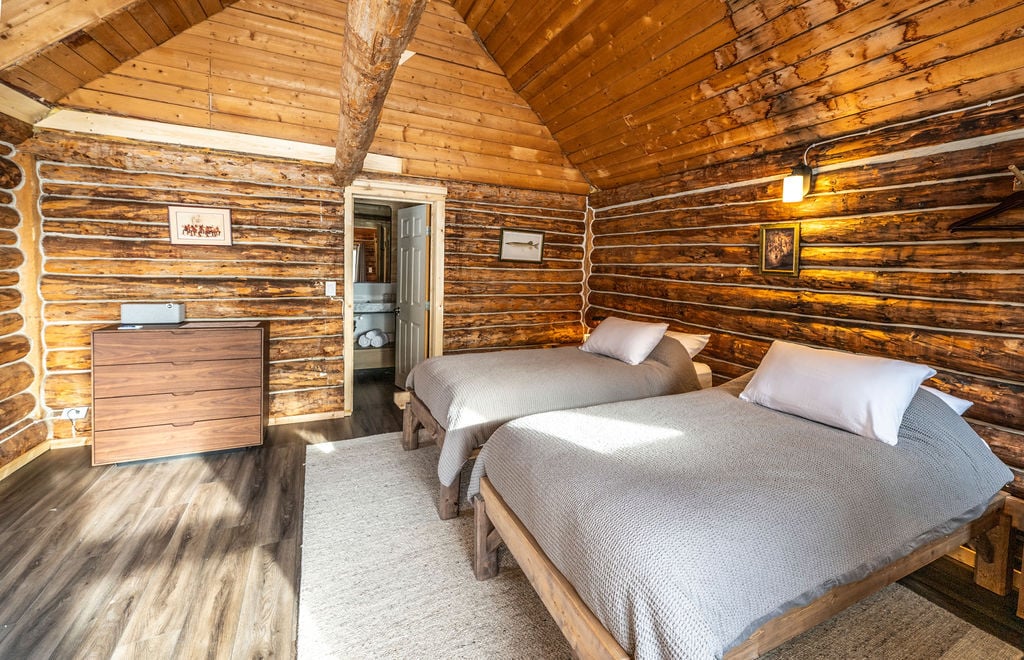 AngelaGzowski - Cabin Interior (1)