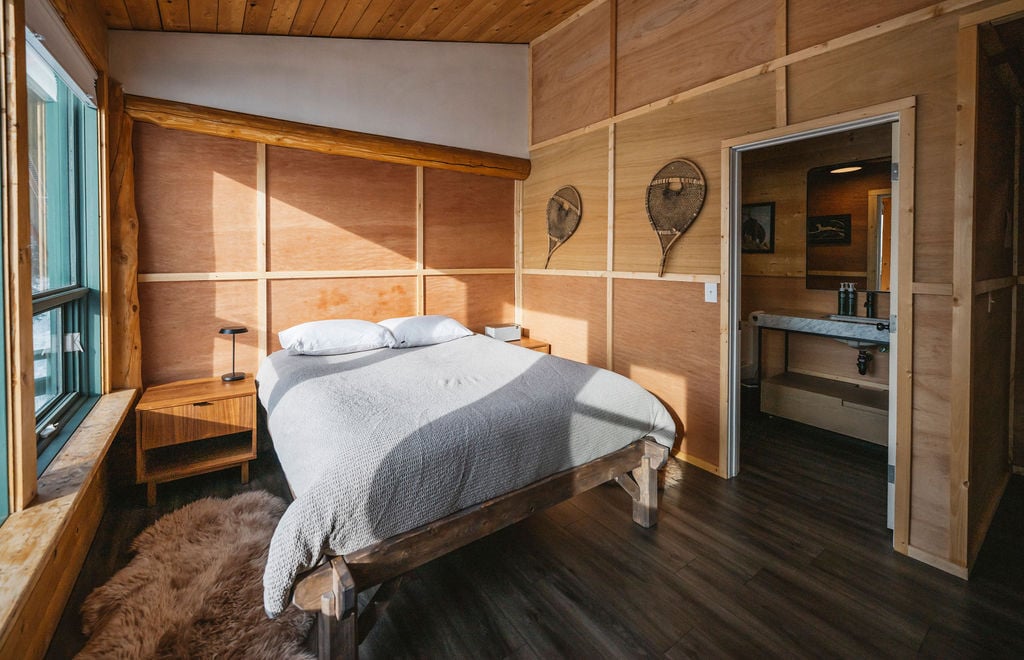 AngelaGzowski - Lodge Room Interior (1)