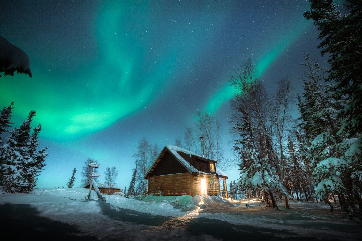 Aurora Beaver Cabin Behind_Martina Gebarovska_Winter Aurora Beaver Cabin Behind_Martina Gebarovska_Winter