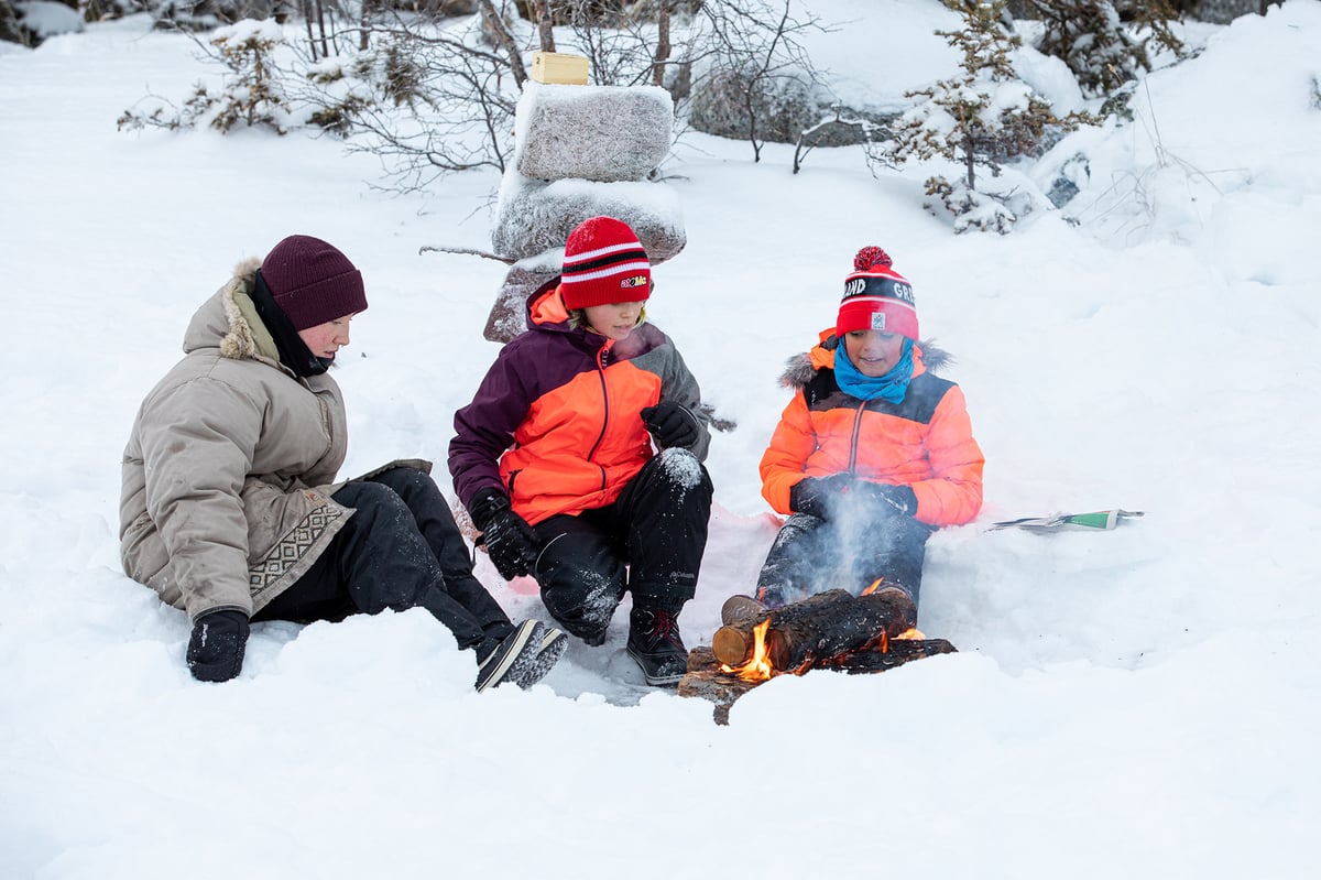 Kids and Bonfire_Julien Schroder_Winter-1