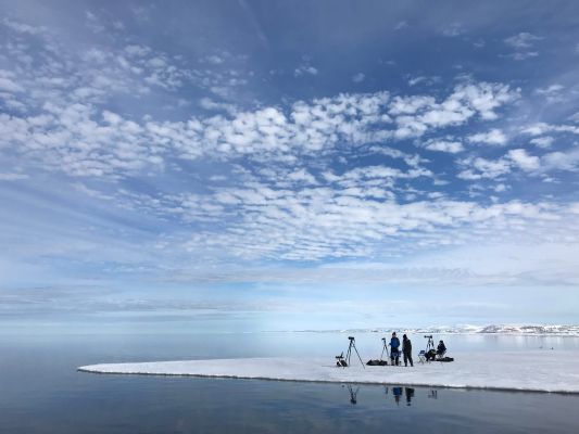 N2UxYsFA_photographers-on-ice-floe-edge-3