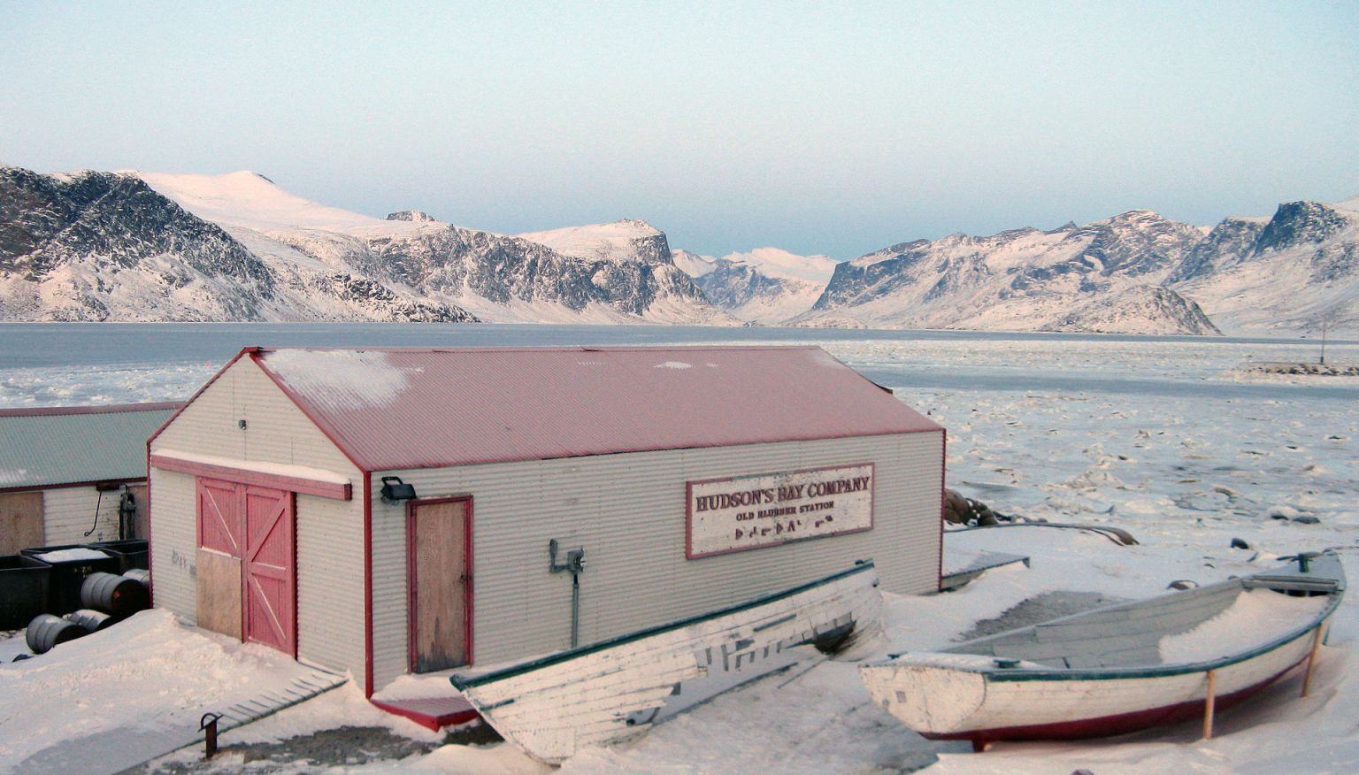 Old_blubber_station_at_Pangnirtung-4